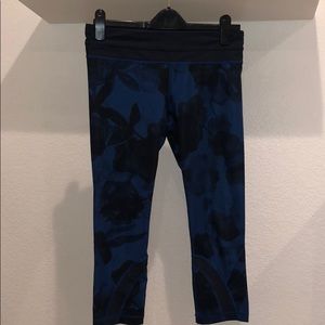 Lulu blue floral print cropped leggings size 8